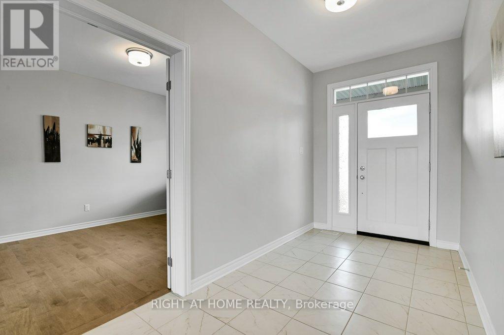 844 Snowdrop Crescent, Ottawa, Ontario  K1T 0X7 - Photo 2 - X12051947