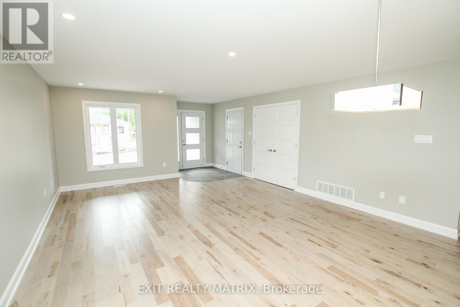1401 Caroline Court, Cornwall, Ontario  K6J 0C5 - Photo 4 - X12168434