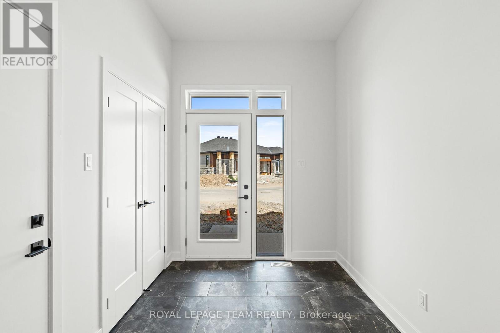 1076 Moore Street, Brockville, Ontario  K6V 0H2 - Photo 5 - X12347622