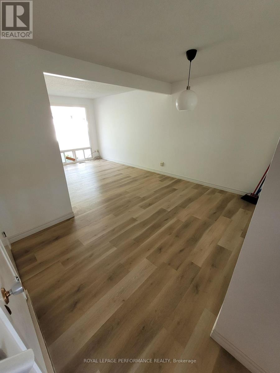 903j Elmsmere Road, Ottawa, Ontario  K1J 8G4 - Photo 10 - X12373086