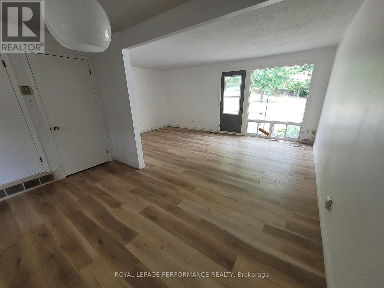 903j Elmsmere Road, Ottawa, Ontario  K1J 8G4 - Photo 11 - X12373086