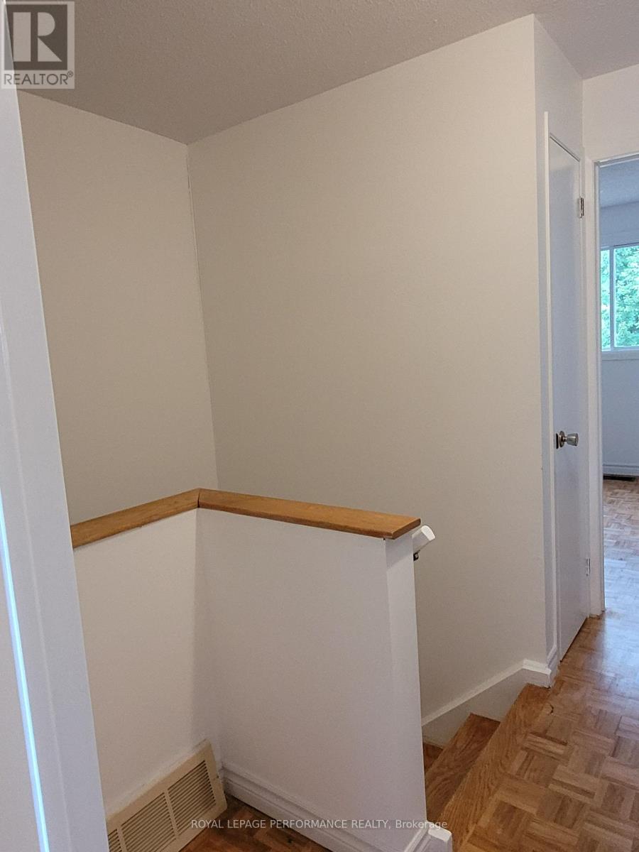 903j Elmsmere Road, Ottawa, Ontario  K1J 8G4 - Photo 16 - X12373086
