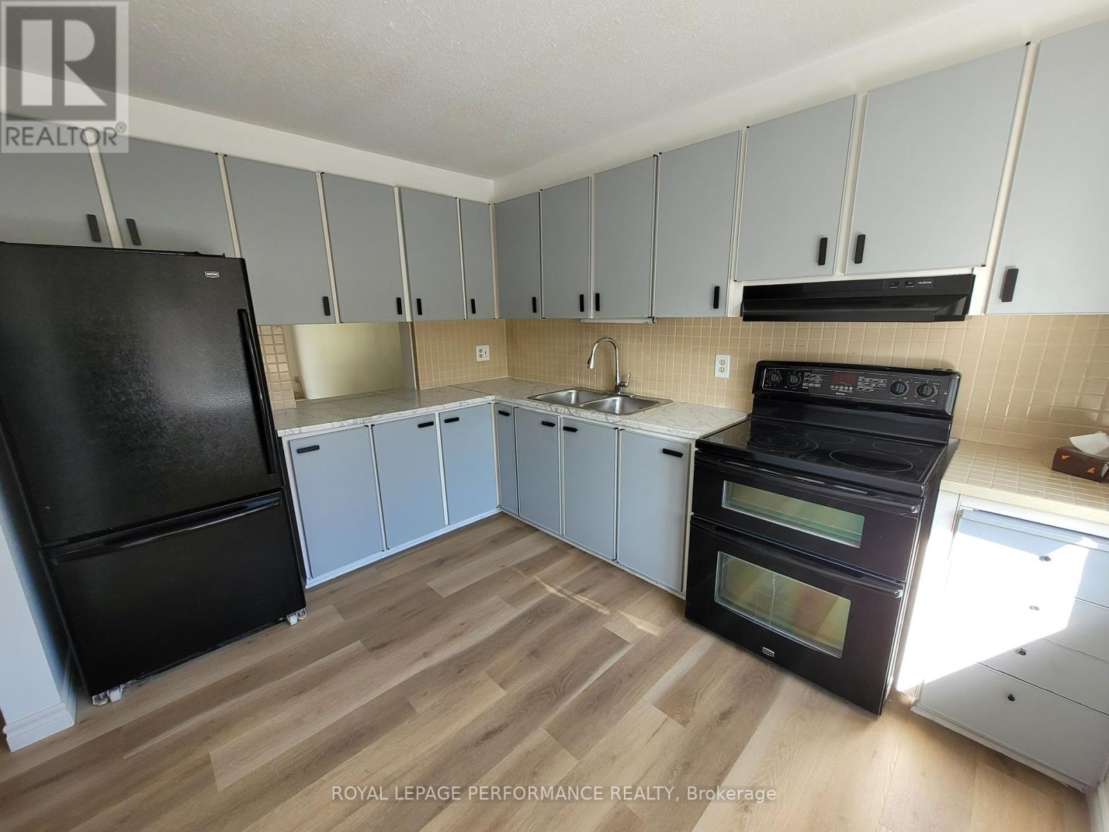 903j Elmsmere Road, Ottawa, Ontario  K1J 8G4 - Photo 3 - X12373086