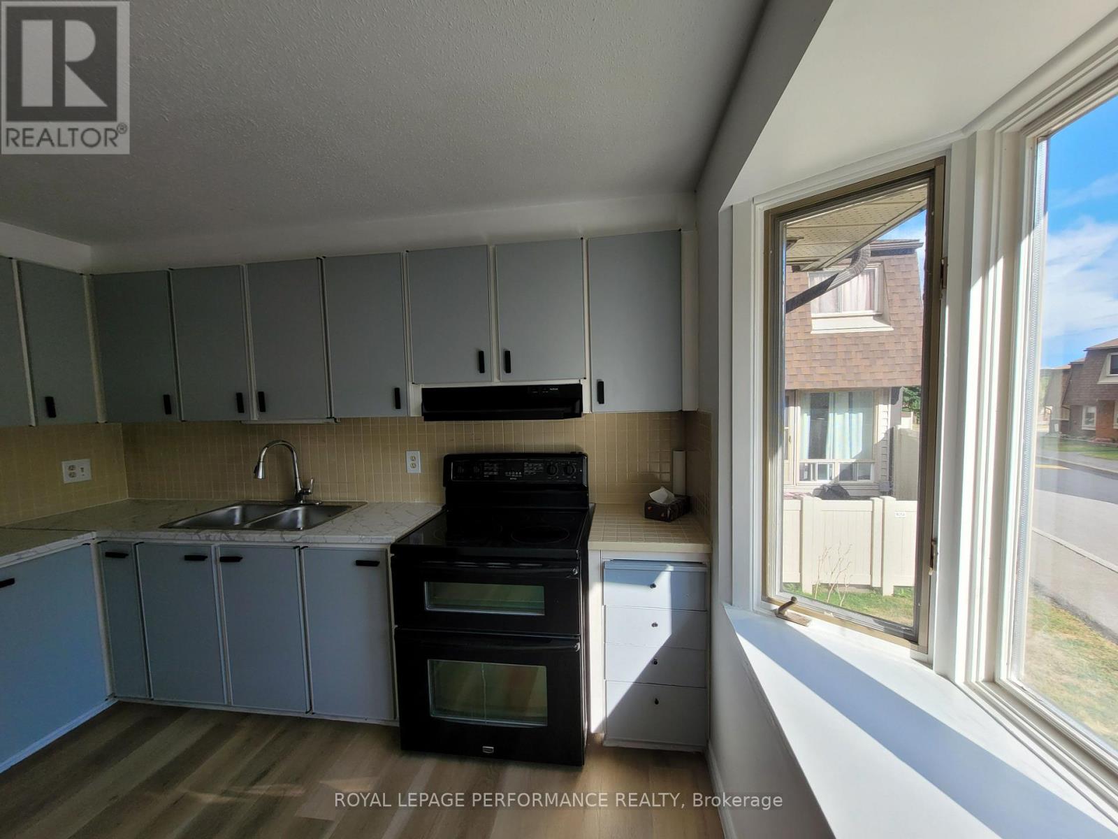903j Elmsmere Road, Ottawa, Ontario  K1J 8G4 - Photo 5 - X12373086