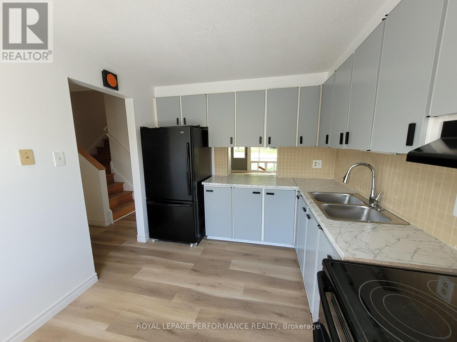 903j Elmsmere Road, Ottawa, Ontario  K1J 8G4 - Photo 6 - X12373086
