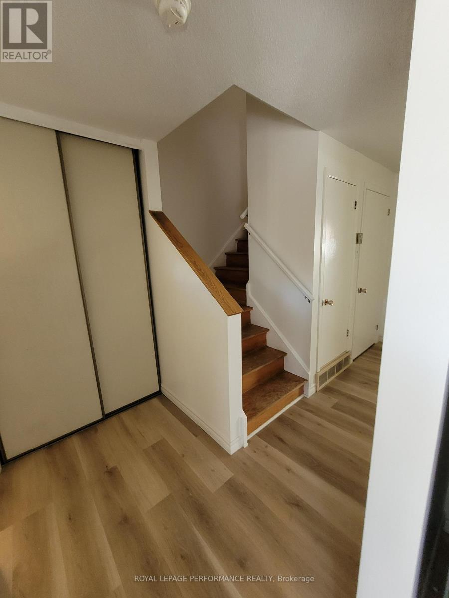 903j Elmsmere Road, Ottawa, Ontario  K1J 8G4 - Photo 7 - X12373086