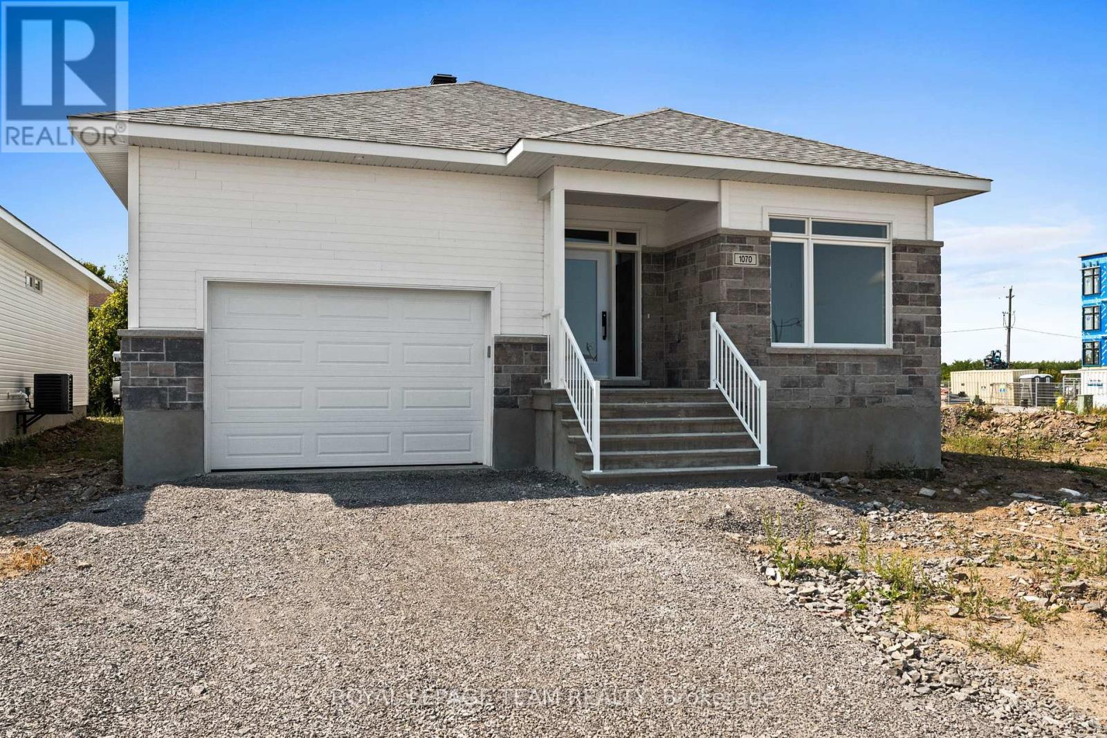 1070 Turner Drive, Brockville, Ontario  K6V 0G8 - Photo 2 - X12401021