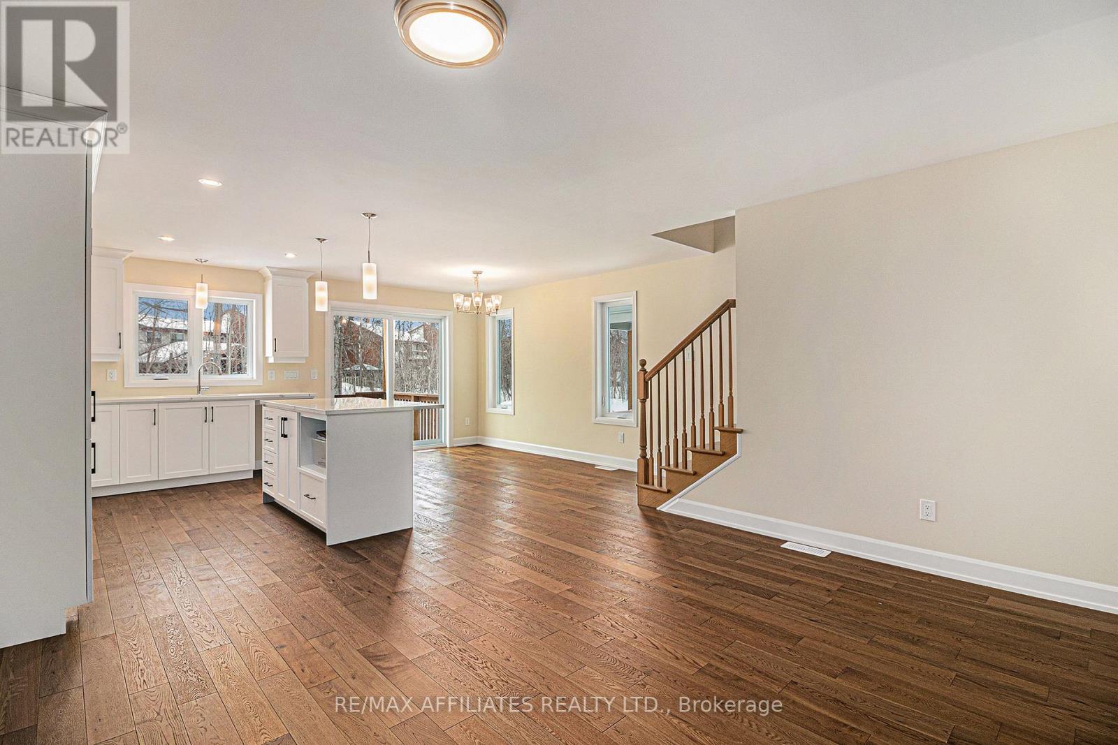 351 Voyageur Place, Russell, Ontario  K0A 1W0 - Photo 3 - X12461017