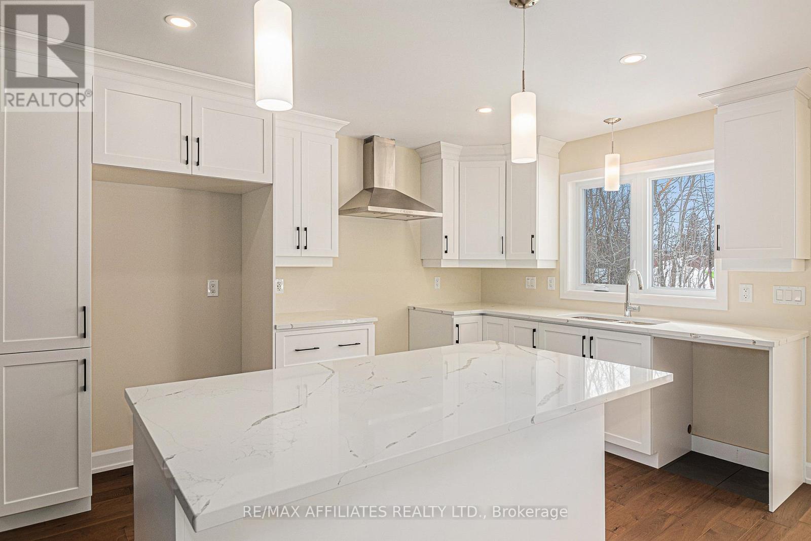 351 Voyageur Place, Russell, Ontario  K0A 1W0 - Photo 6 - X12461017