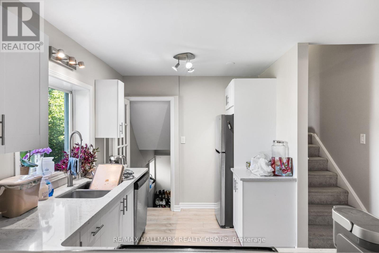 1305 Dorchester Avenue, Ottawa, Ontario  K1Z 8E8 - Photo 11 - X12464508