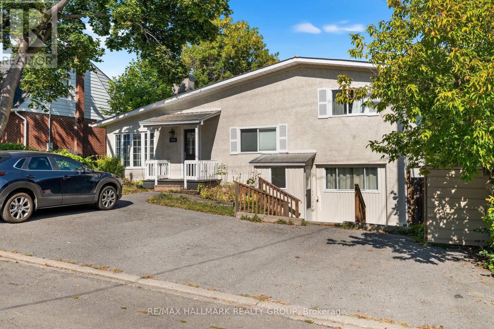 1305 Dorchester Avenue, Ottawa, Ontario  K1Z 8E8 - Photo 2 - X12464508