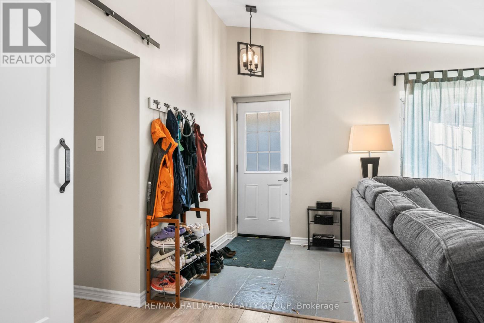 1305 Dorchester Avenue, Ottawa, Ontario  K1Z 8E8 - Photo 3 - X12464508