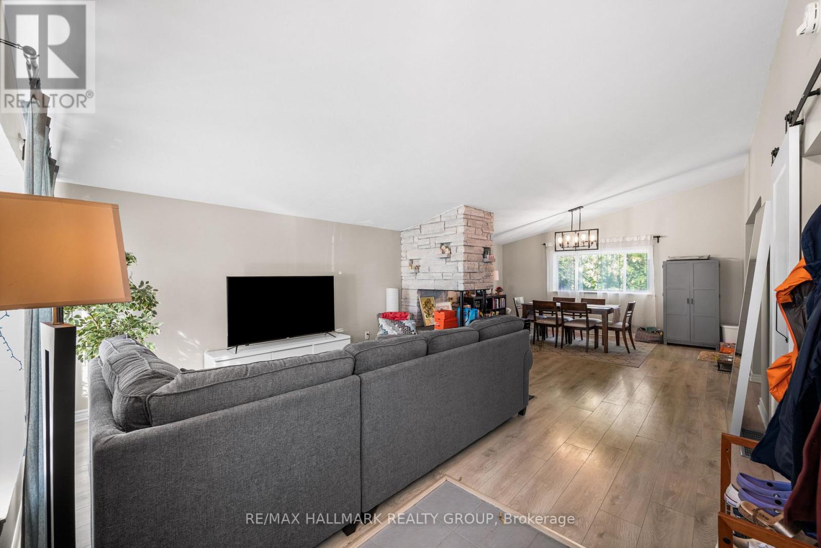 1305 Dorchester Avenue, Ottawa, Ontario  K1Z 8E8 - Photo 4 - X12464508