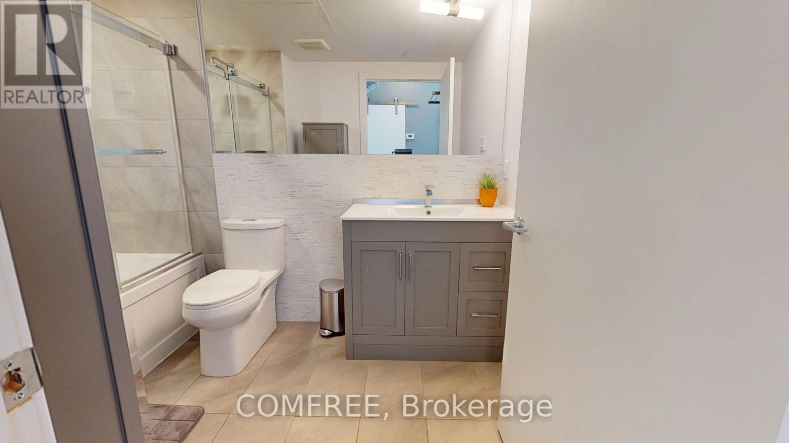 404 - 150 Greenfield Avenue, Ottawa, Ontario  K1S 5W6 - Photo 5 - X12504700