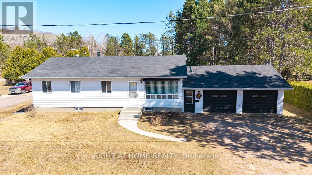 28 Jackpine Street, Madawaska Valley, Ontario  K0J 1B0 - Photo 3 - X12630234