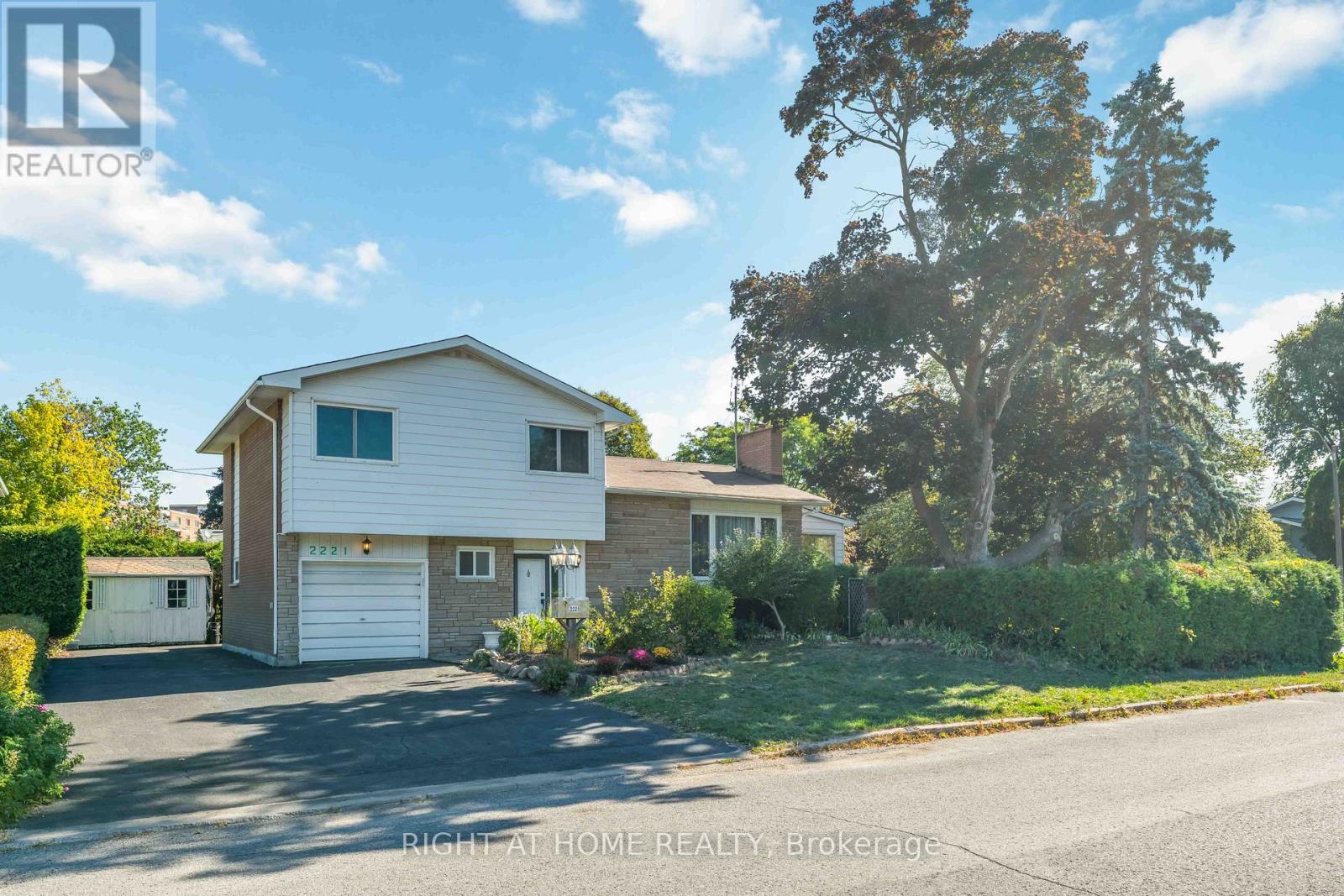2221 Circle Place, Ottawa, Ontario  K1G 3E2 - Photo 1 - X12691174