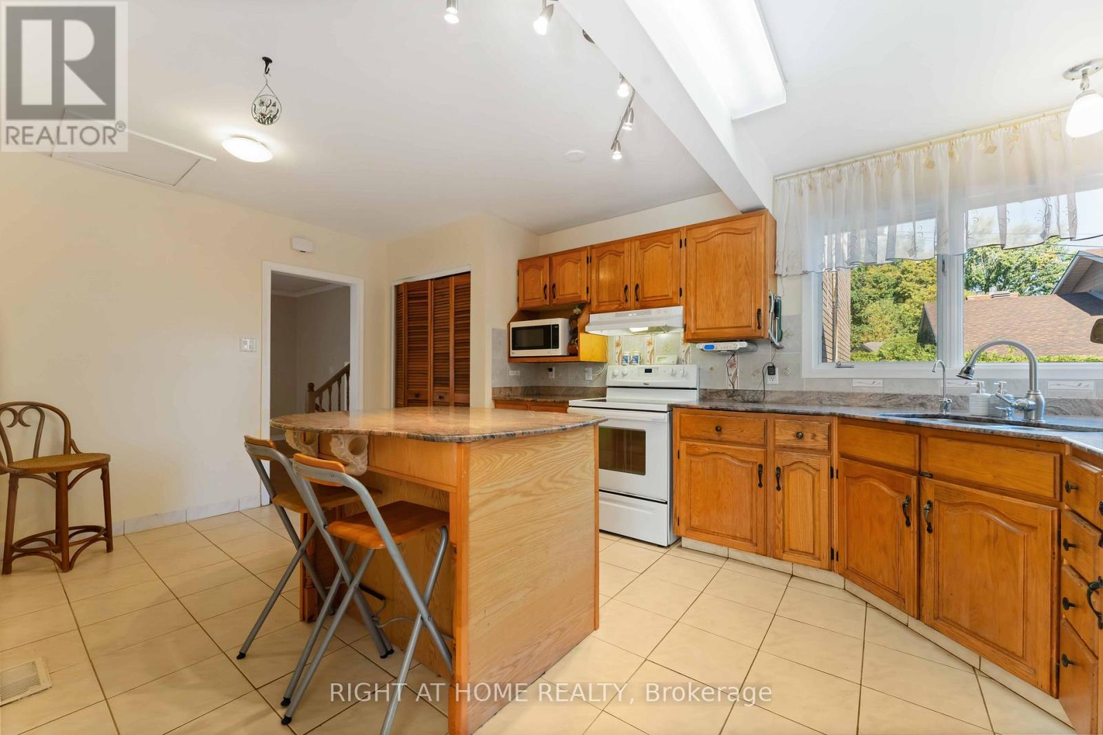 2221 Circle Place, Ottawa, Ontario  K1G 3E2 - Photo 12 - X12691174