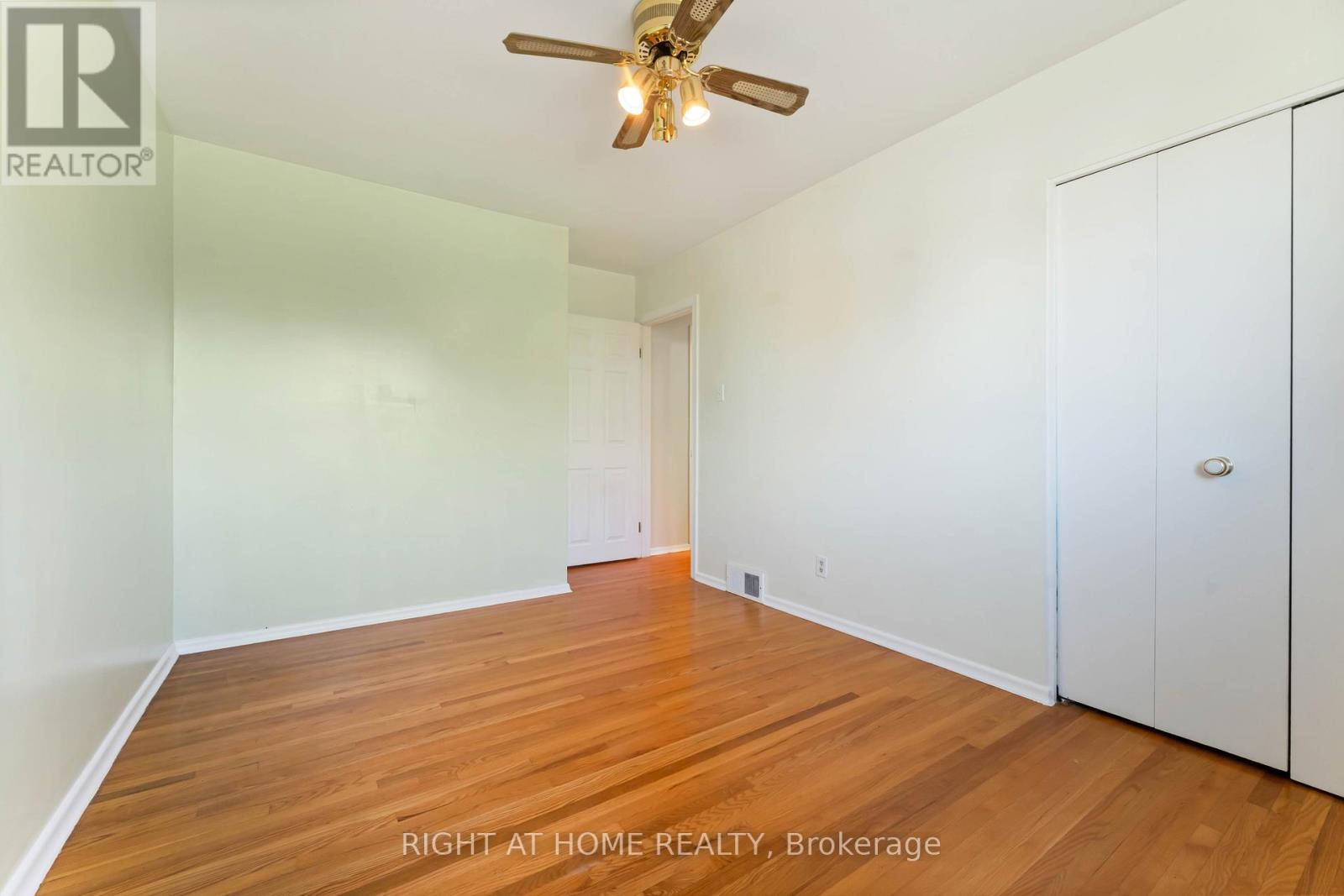 2221 Circle Place, Ottawa, Ontario  K1G 3E2 - Photo 27 - X12691174