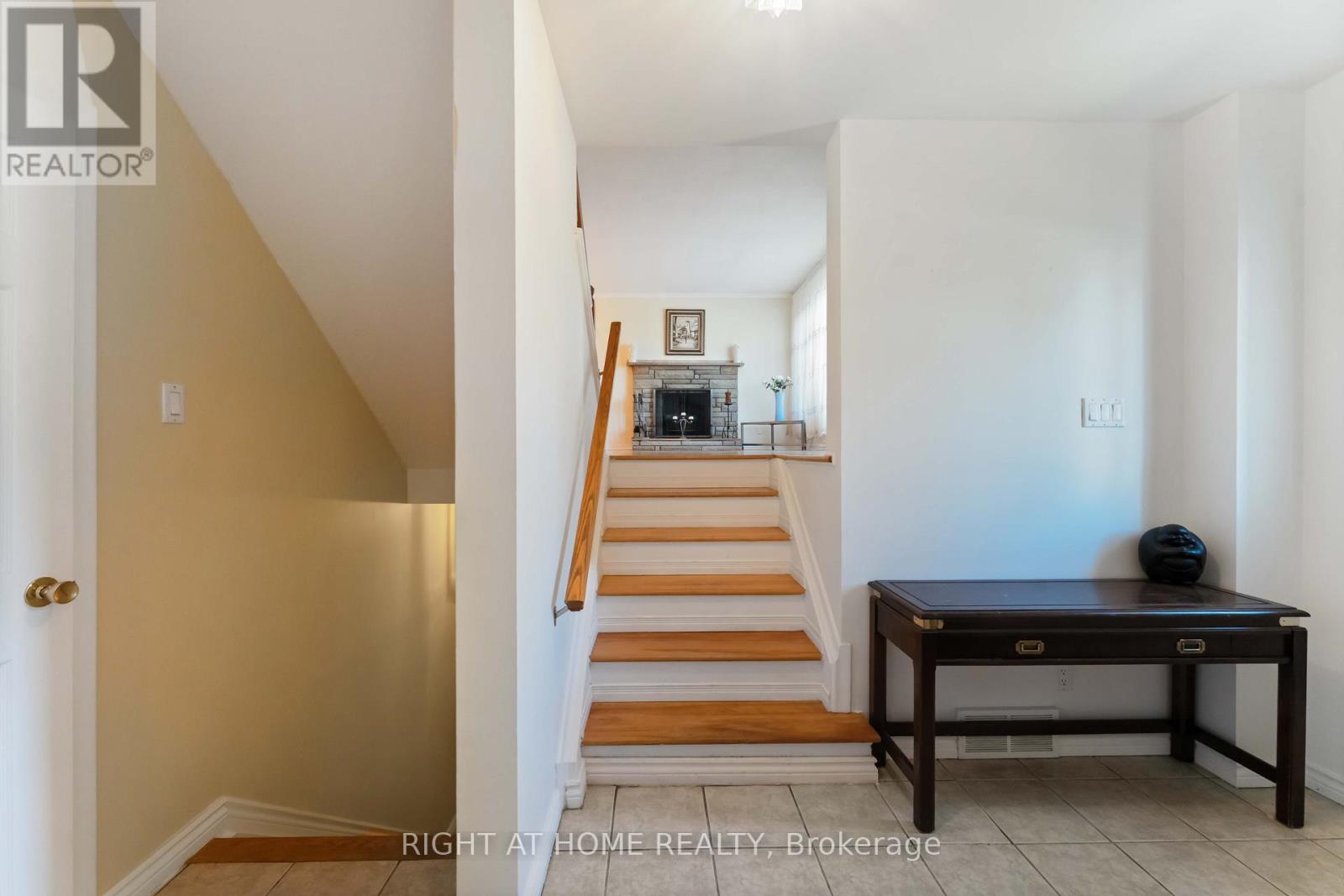 2221 Circle Place, Ottawa, Ontario  K1G 3E2 - Photo 4 - X12691174