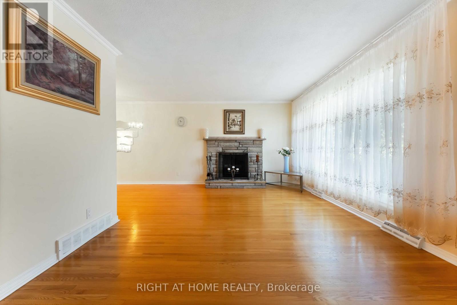 2221 Circle Place, Ottawa, Ontario  K1G 3E2 - Photo 5 - X12691174