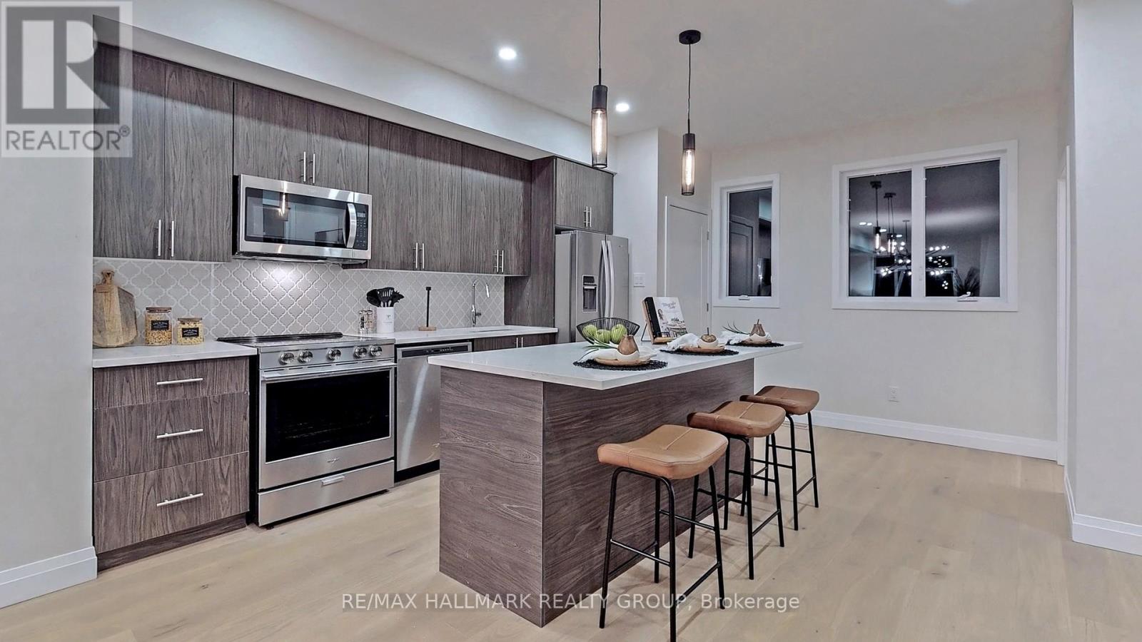 809 Star Private, Ottawa, Ontario  K2L 1W2 - Photo 1 - X12721648