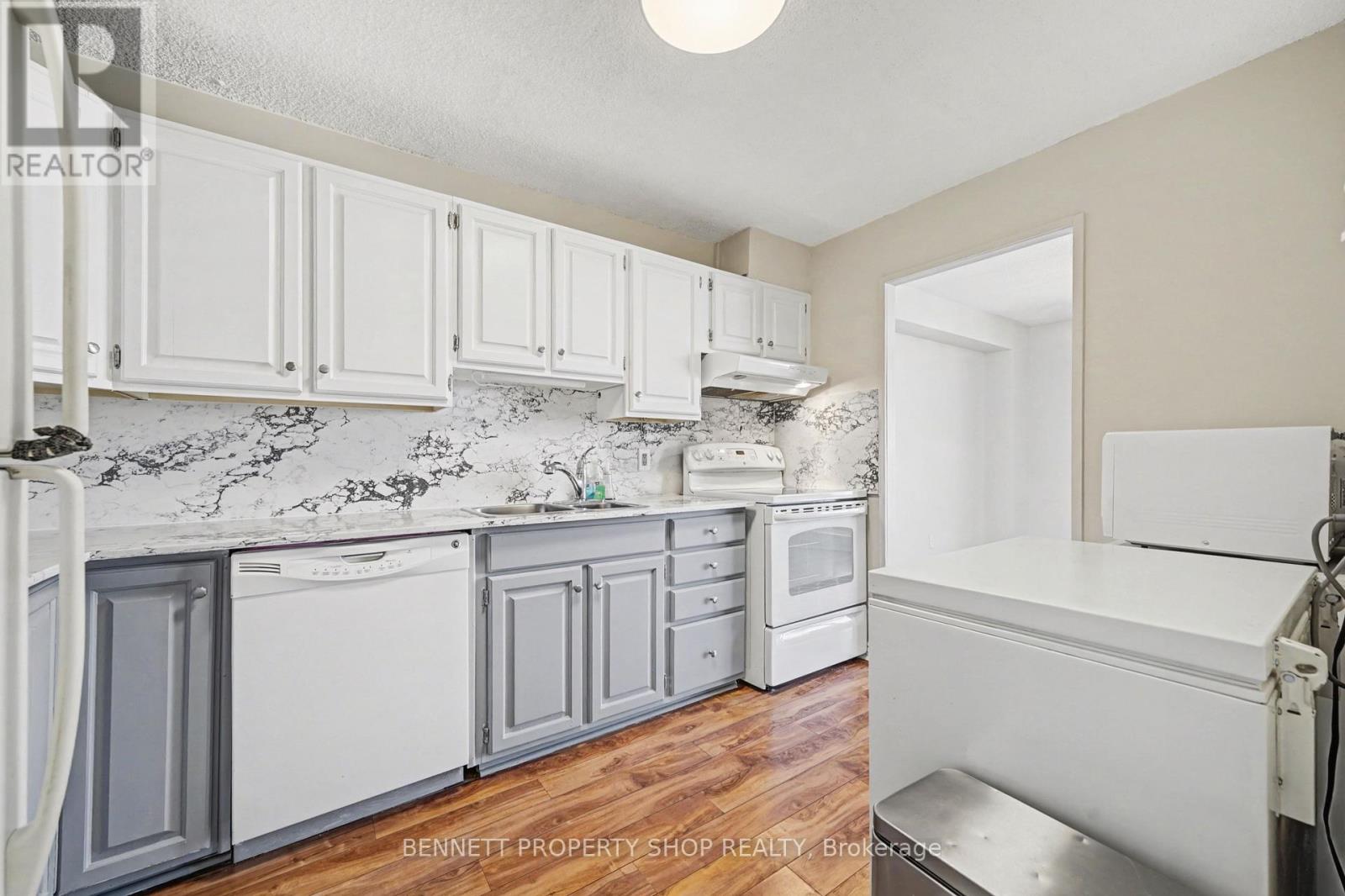 2011 - 665 Bathgate Drive, Ottawa, Ontario  K1K 3Y4 - Photo 4 - X12803660