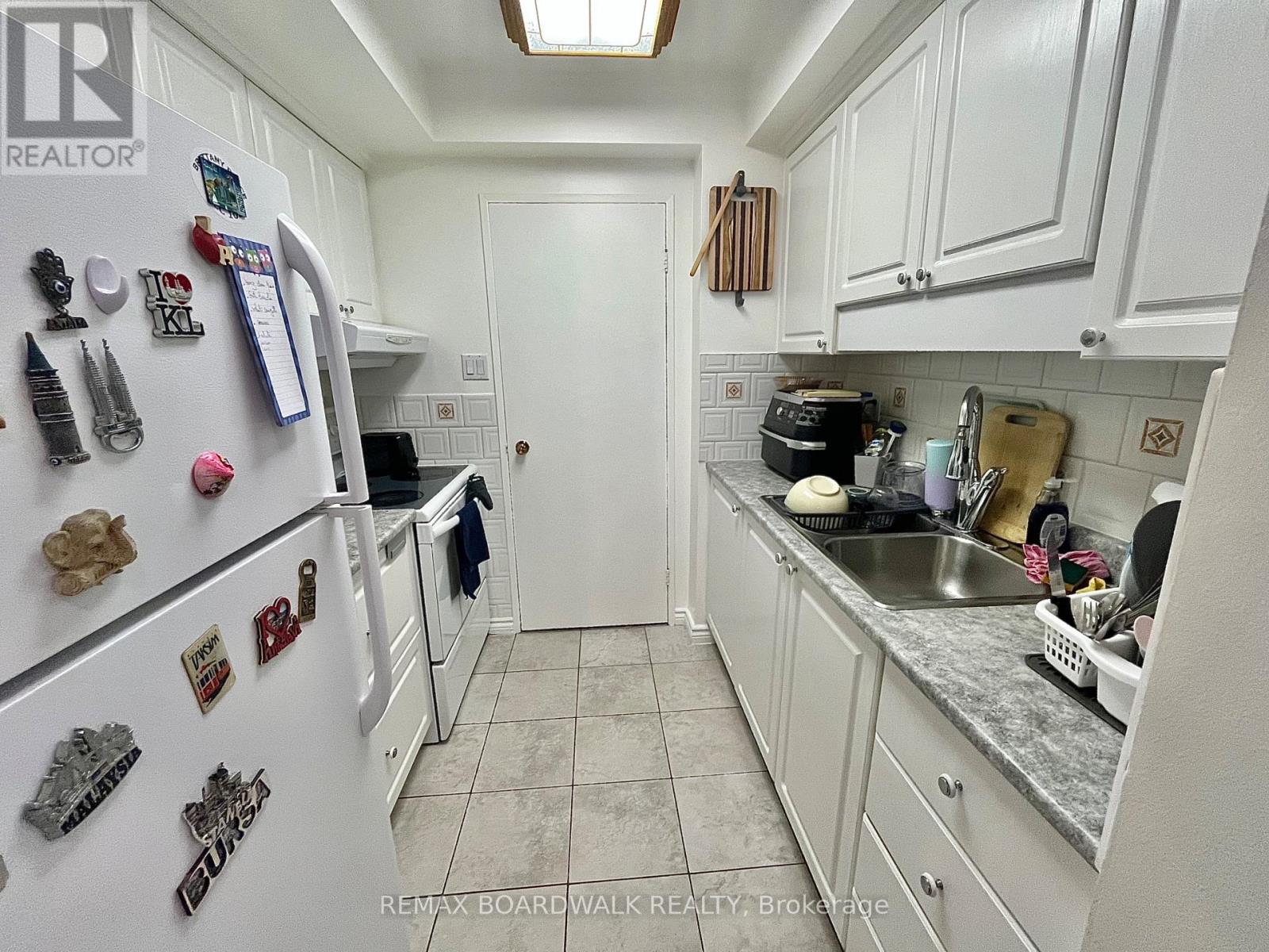 407 - 555 Brittany Drive, Ottawa, Ontario  K1K 4C5 - Photo 3 - X12804150