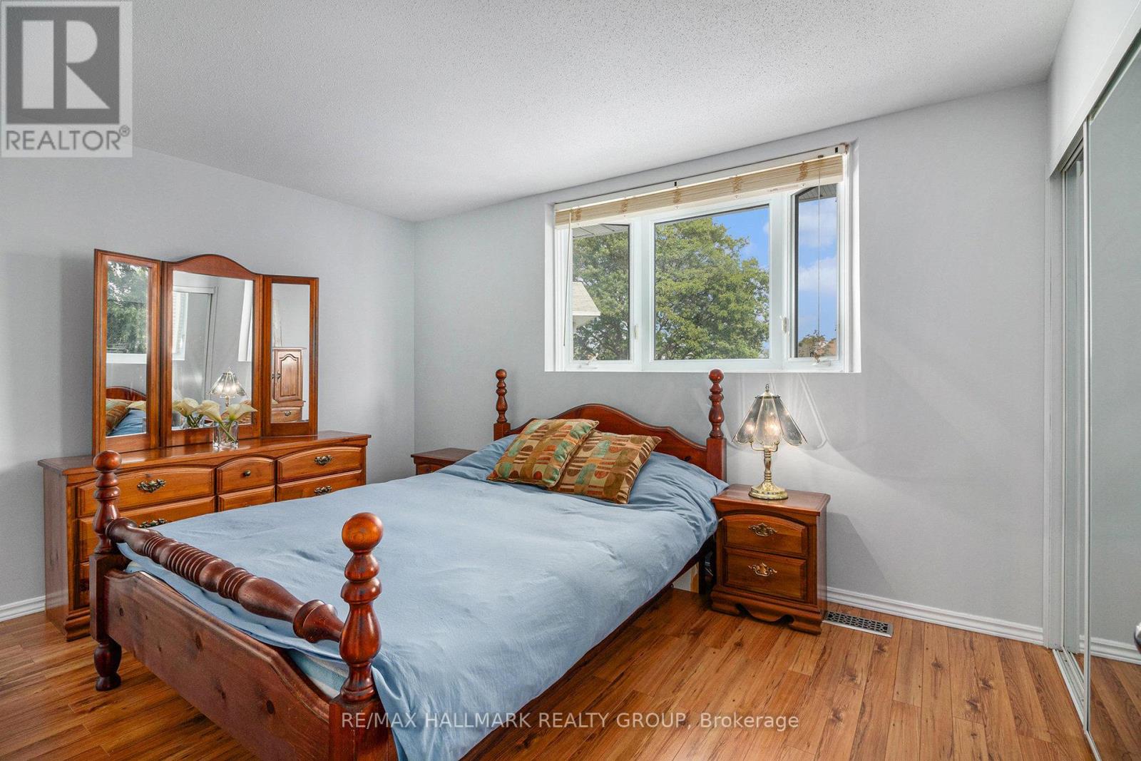 270 Mceachern Crescent, Ottawa, Ontario  K1E 3K5 - Photo 17 - X12821584