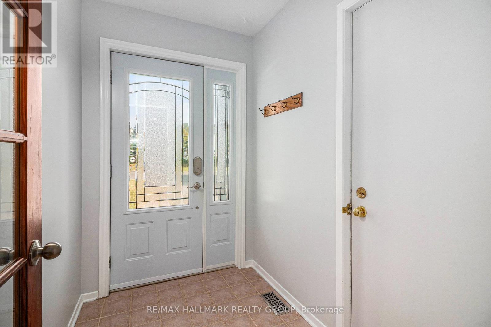 270 Mceachern Crescent, Ottawa, Ontario  K1E 3K5 - Photo 3 - X12821584