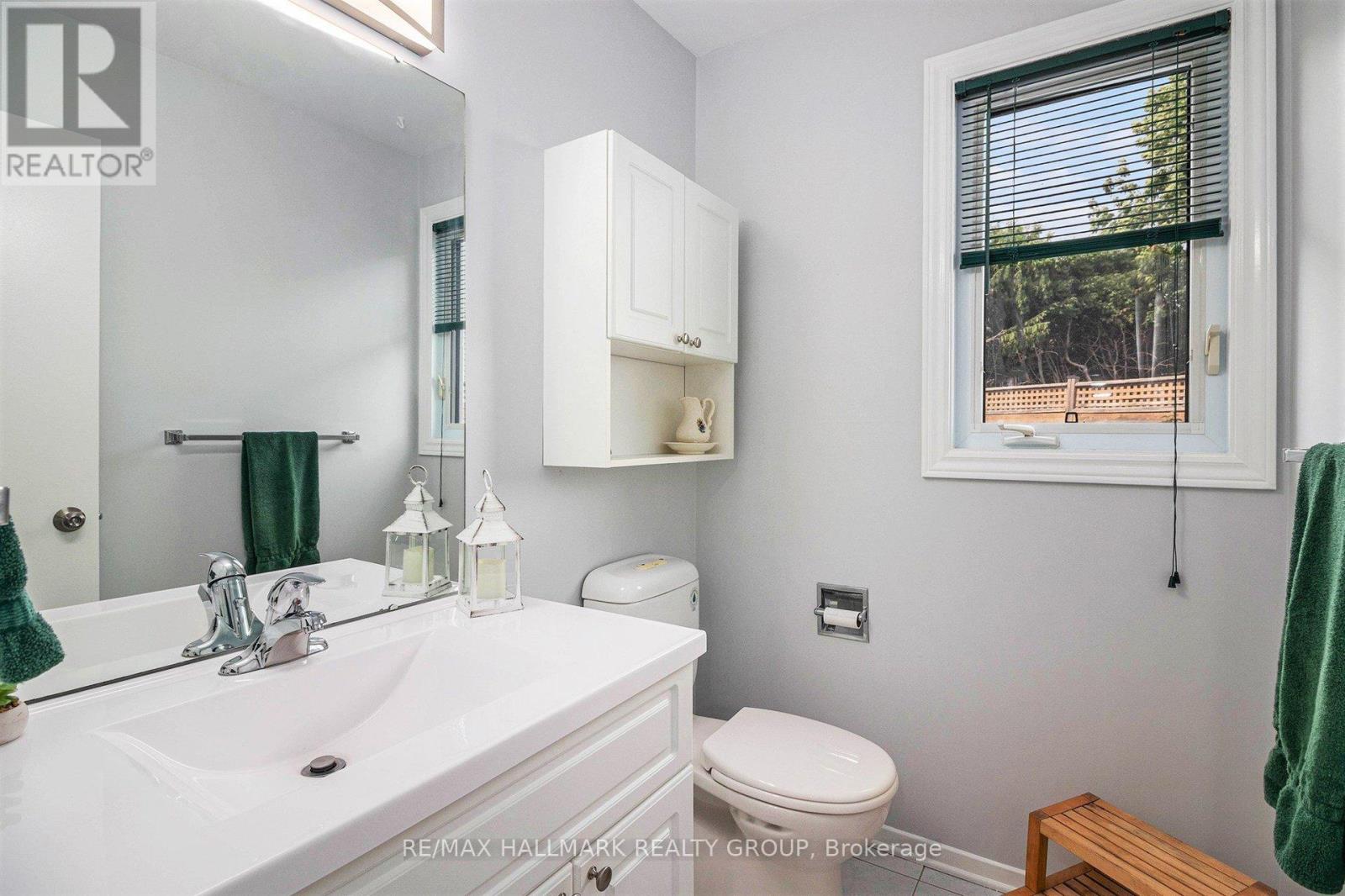 270 Mceachern Crescent, Ottawa, Ontario  K1E 3K5 - Photo 5 - X12821584