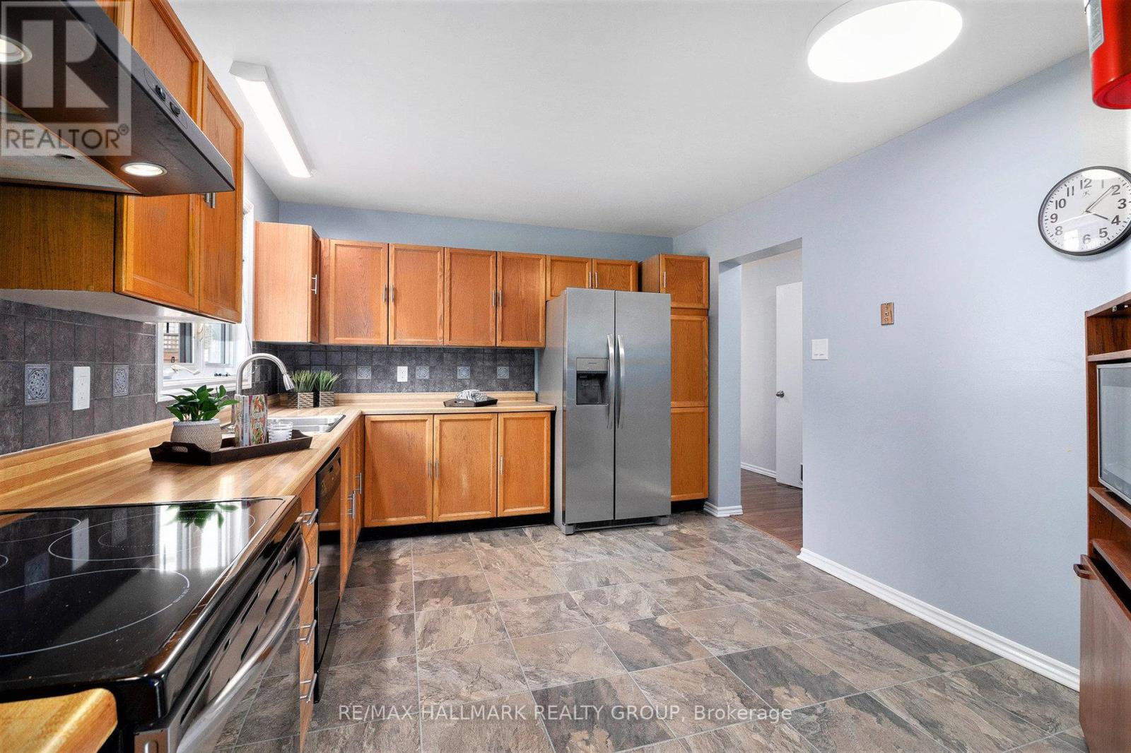 270 Mceachern Crescent, Ottawa, Ontario  K1E 3K5 - Photo 6 - X12821584