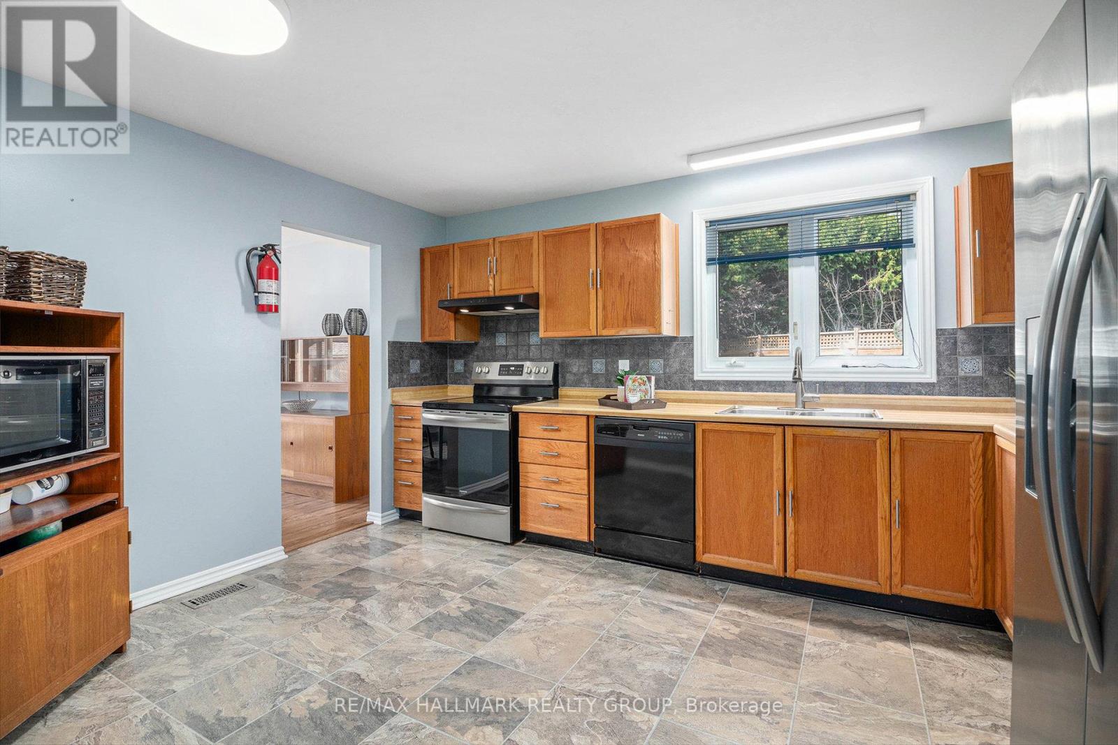 270 Mceachern Crescent, Ottawa, Ontario  K1E 3K5 - Photo 7 - X12821584