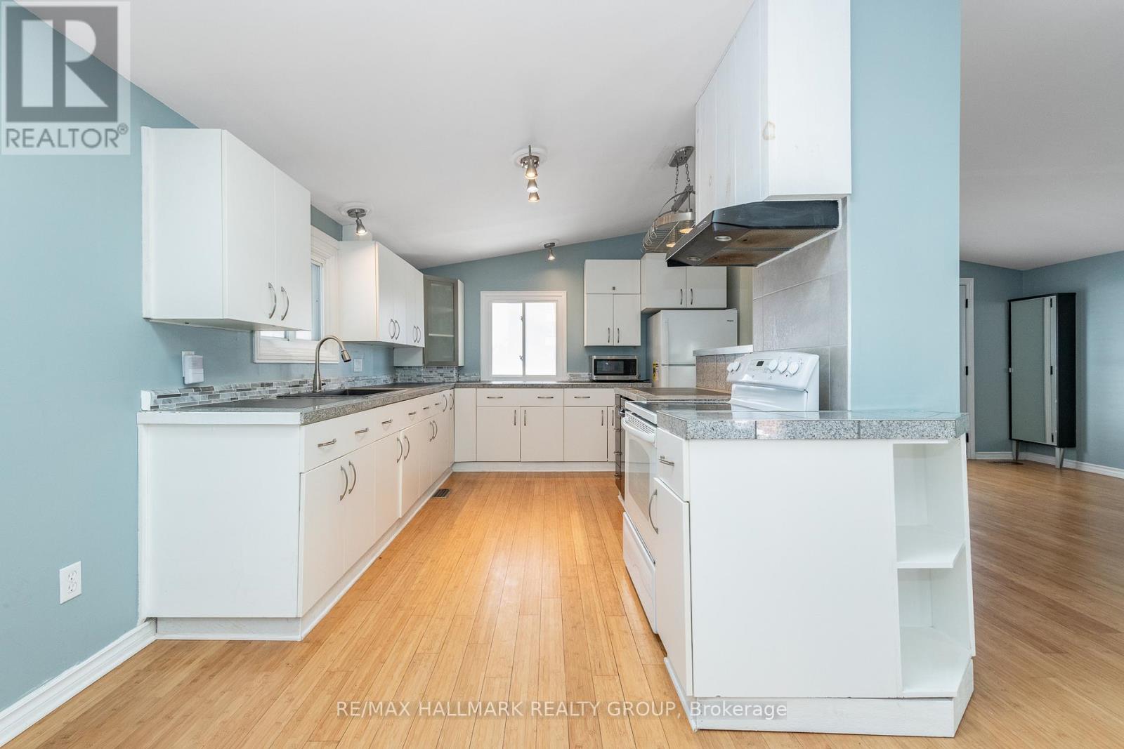 2223 Halifax Drive, Ottawa, Ontario  K1G 2W4 - Photo 10 - X12853696