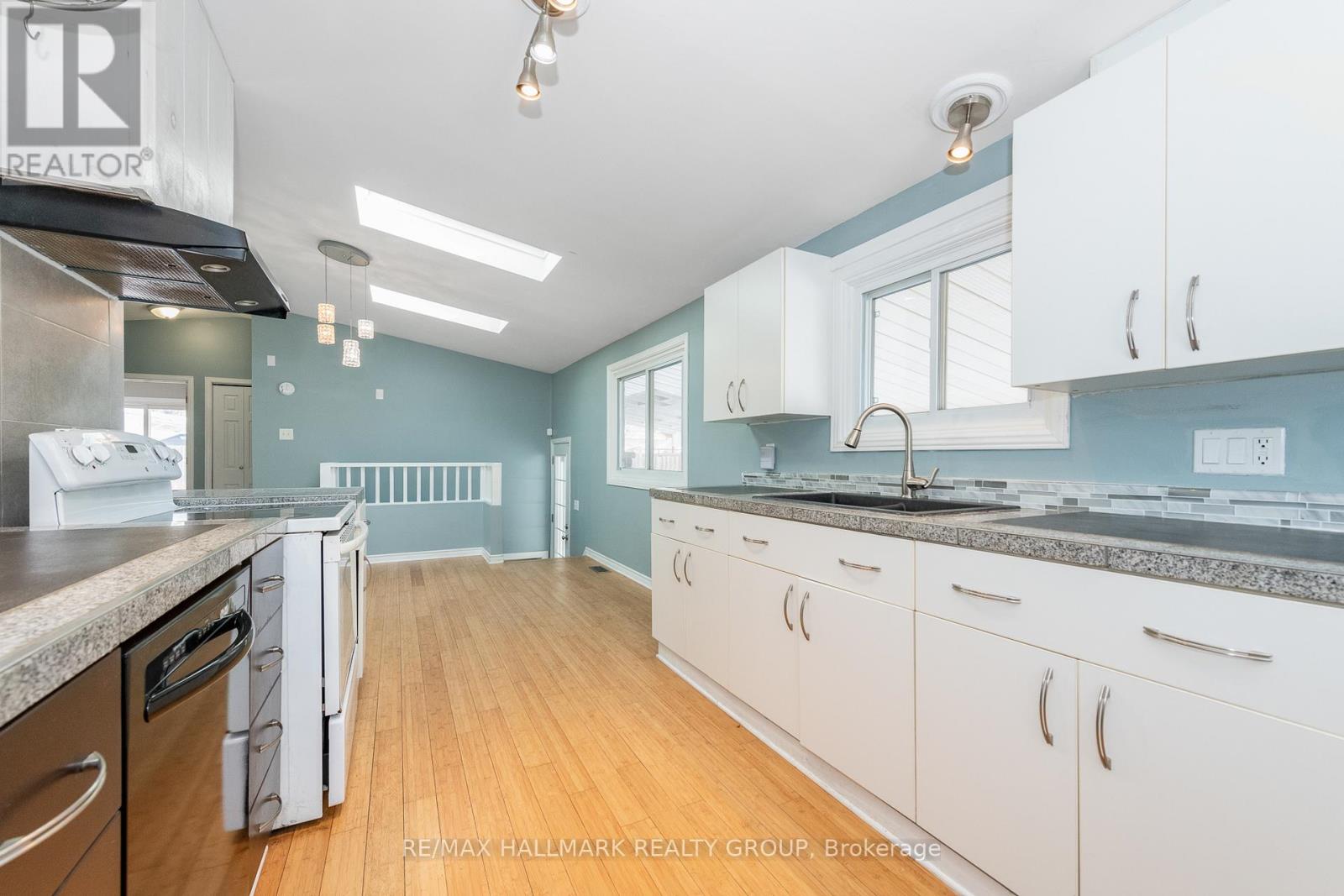 2223 Halifax Drive, Ottawa, Ontario  K1G 2W4 - Photo 11 - X12853696