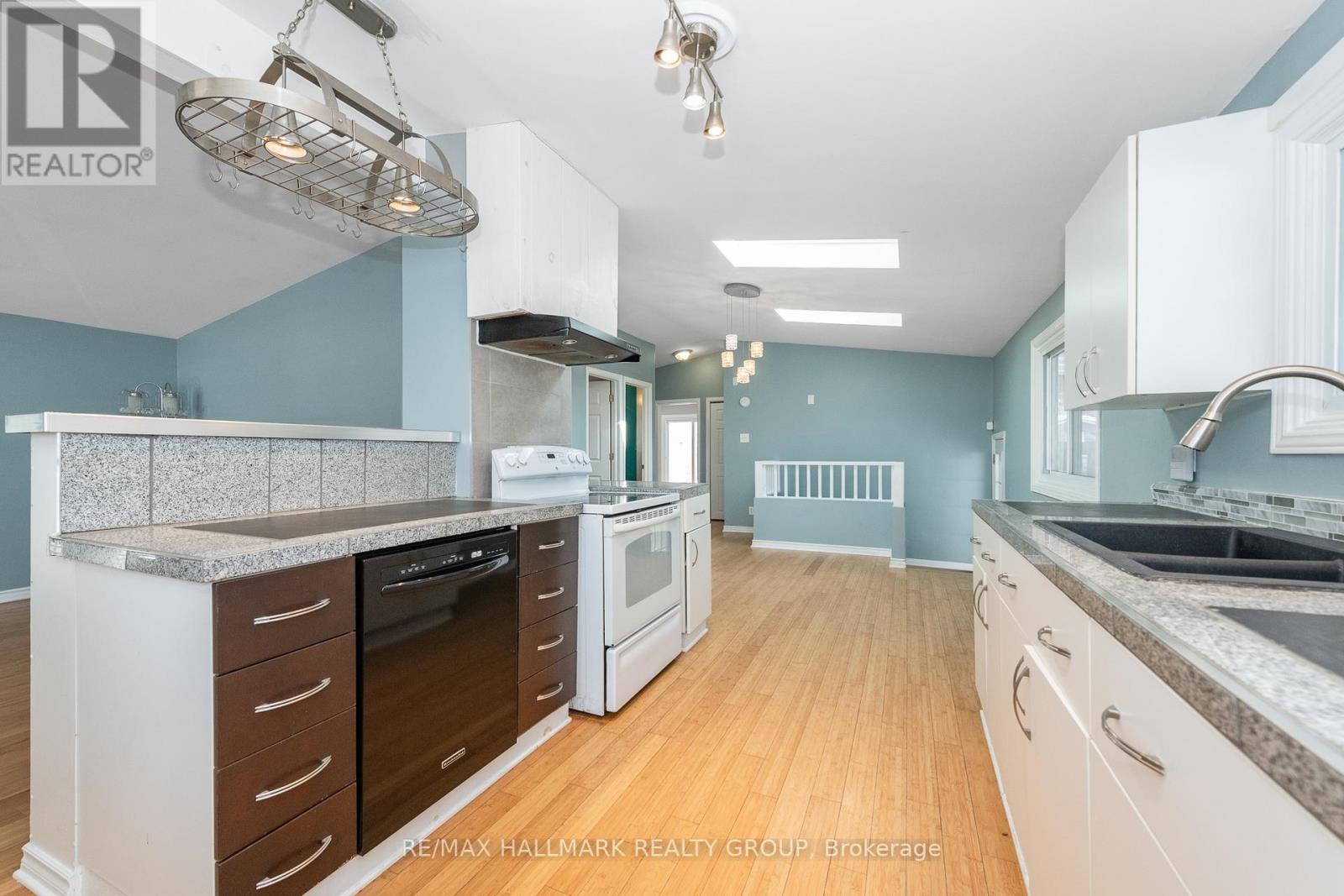 2223 Halifax Drive, Ottawa, Ontario  K1G 2W4 - Photo 12 - X12853696