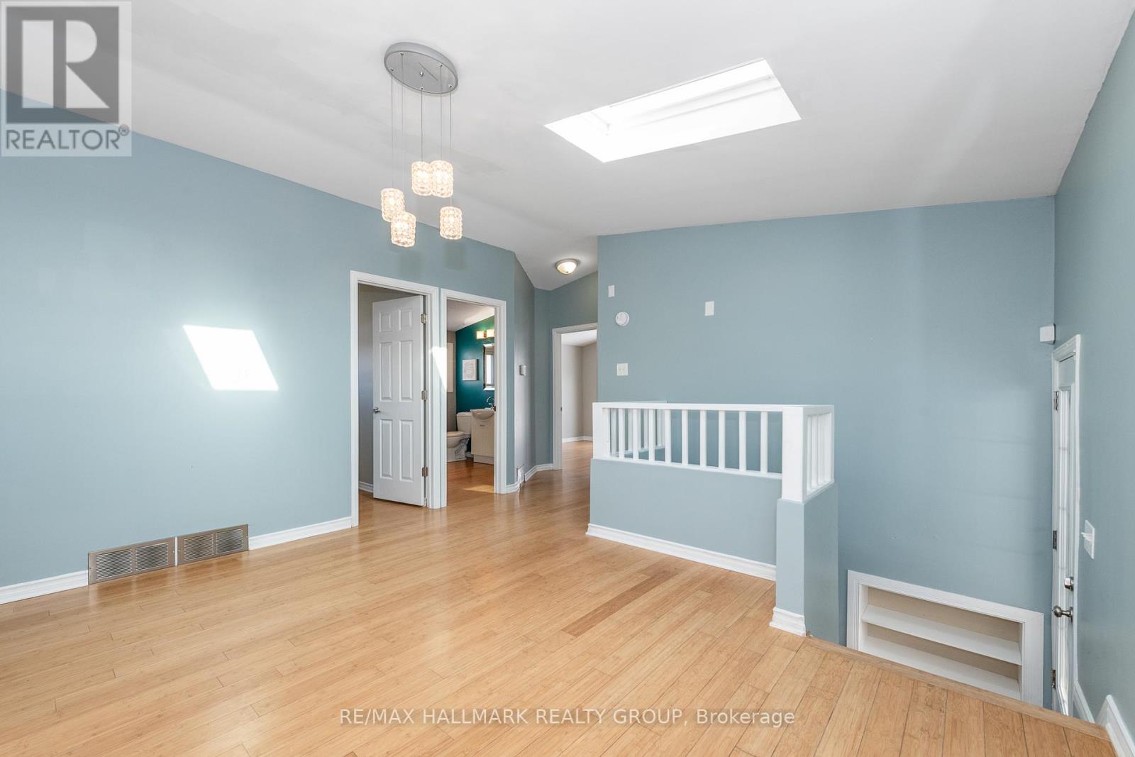 2223 Halifax Drive, Ottawa, Ontario  K1G 2W4 - Photo 5 - X12853696