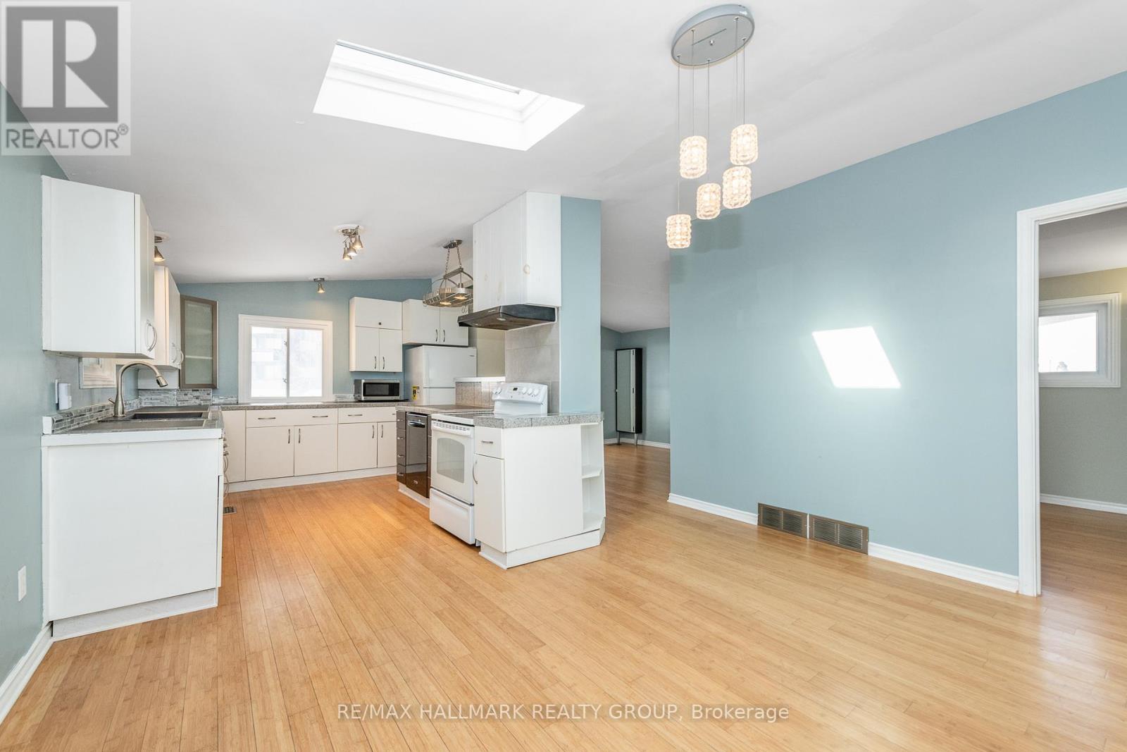 2223 Halifax Drive, Ottawa, Ontario  K1G 2W4 - Photo 8 - X12853696