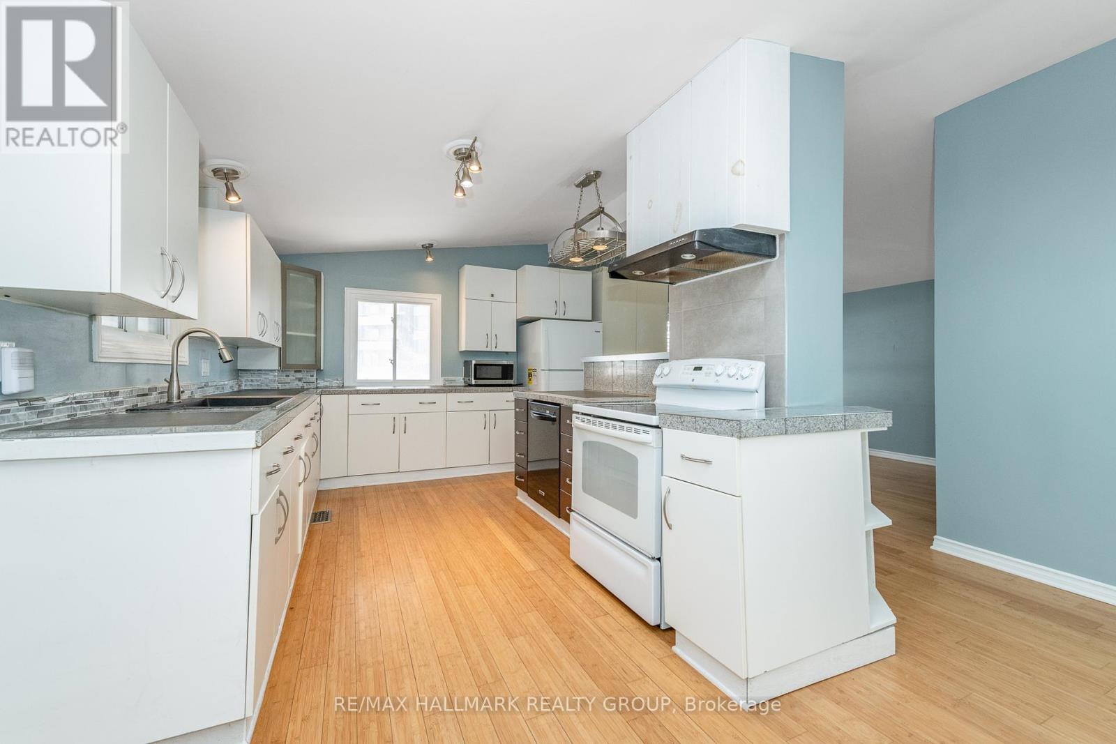 2223 Halifax Drive, Ottawa, Ontario  K1G 2W4 - Photo 9 - X12853696