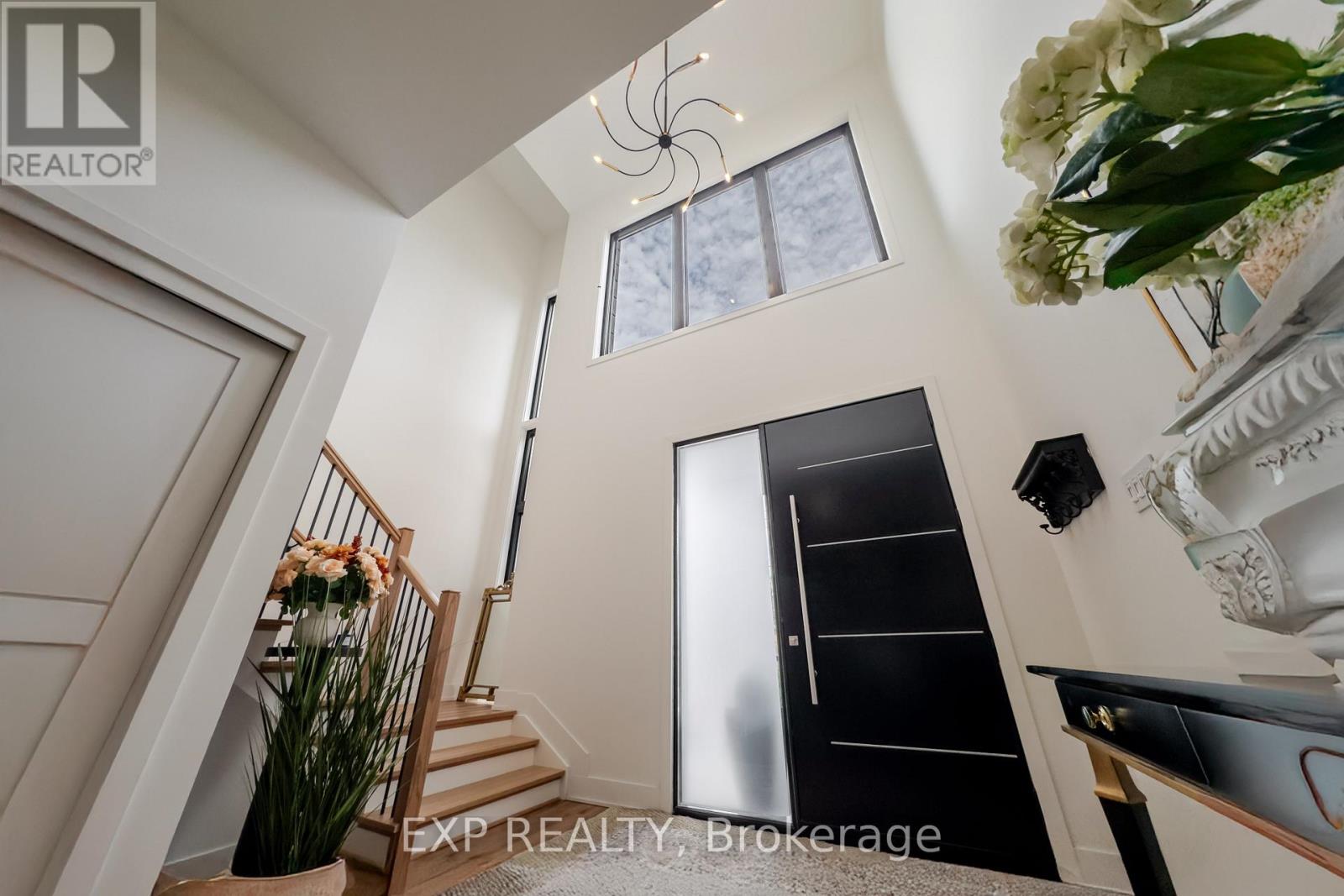 12 Viewmount Drive, Ottawa, Ontario  K2G 1R5 - Photo 3 - X12857580