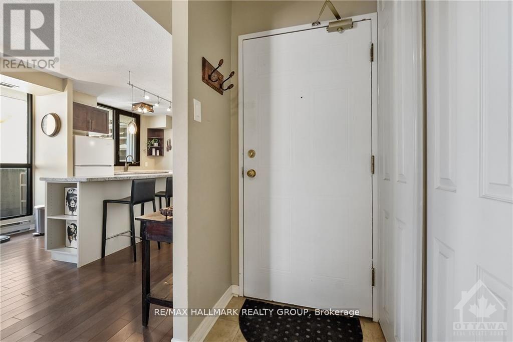 1102 - 200 Bay Street, Ottawa, Ontario  K1R 7W8 - Photo 2 - X12873730