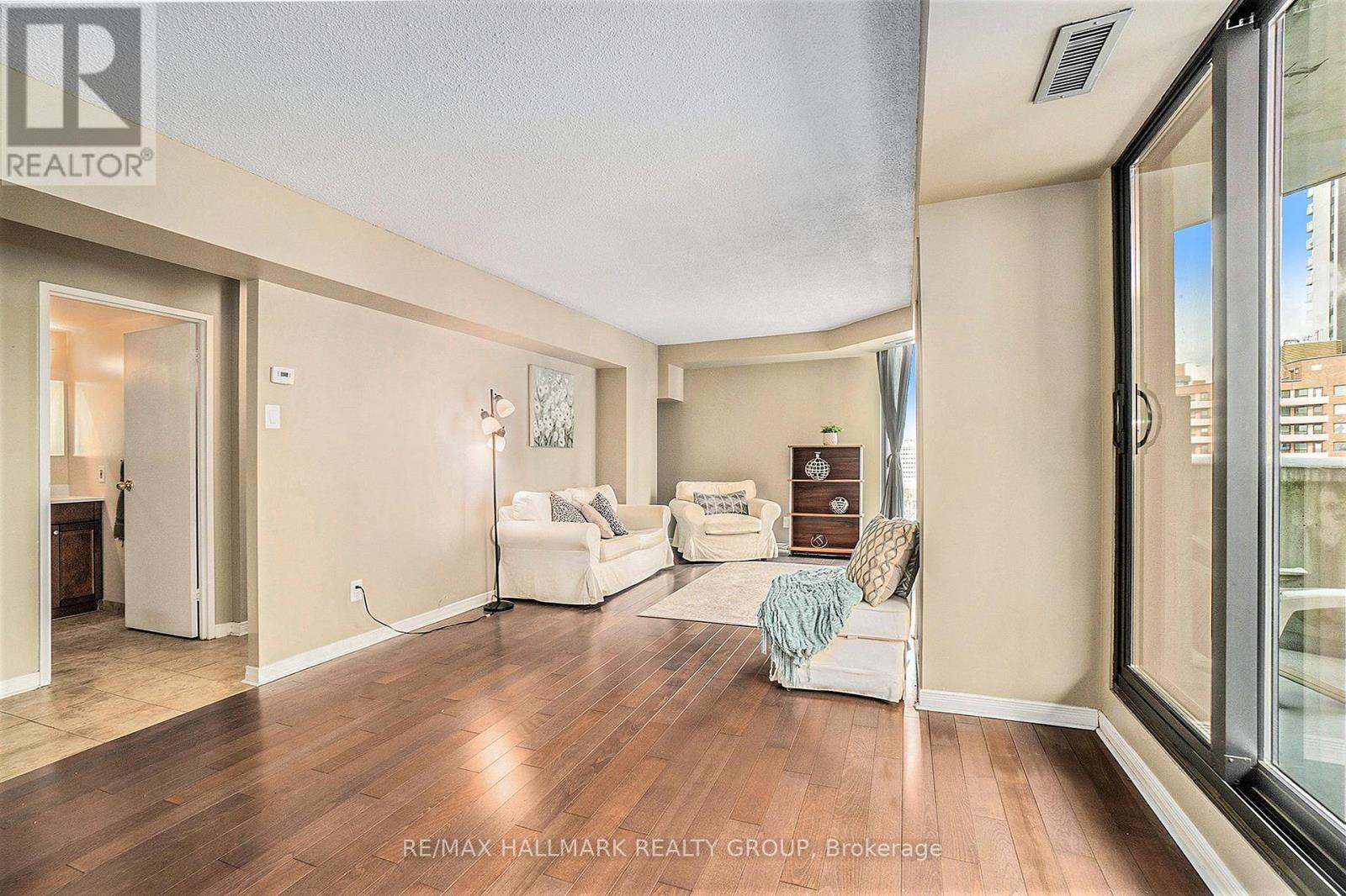 1102 - 200 Bay Street, Ottawa, Ontario  K1R 7W8 - Photo 3 - X12873730