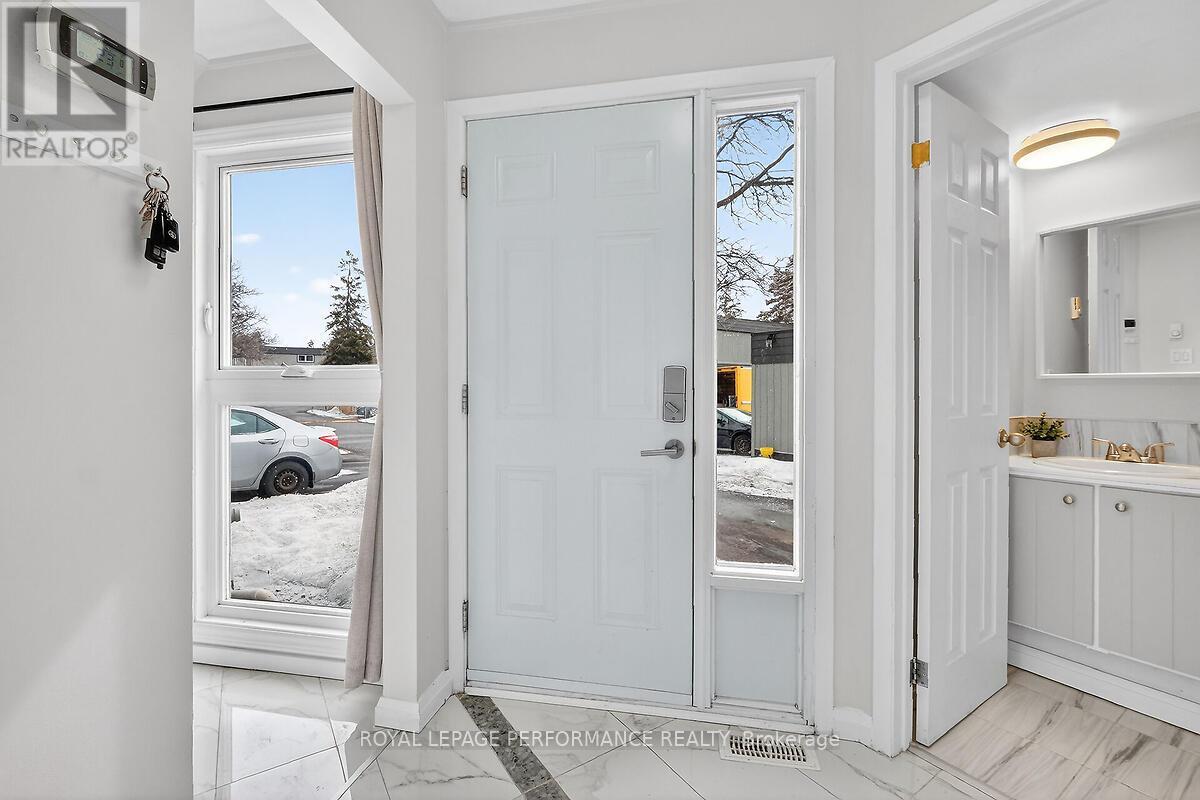 42 Compata Way, Ottawa, Ontario  K1B 4W9 - Photo 4 - X12881084