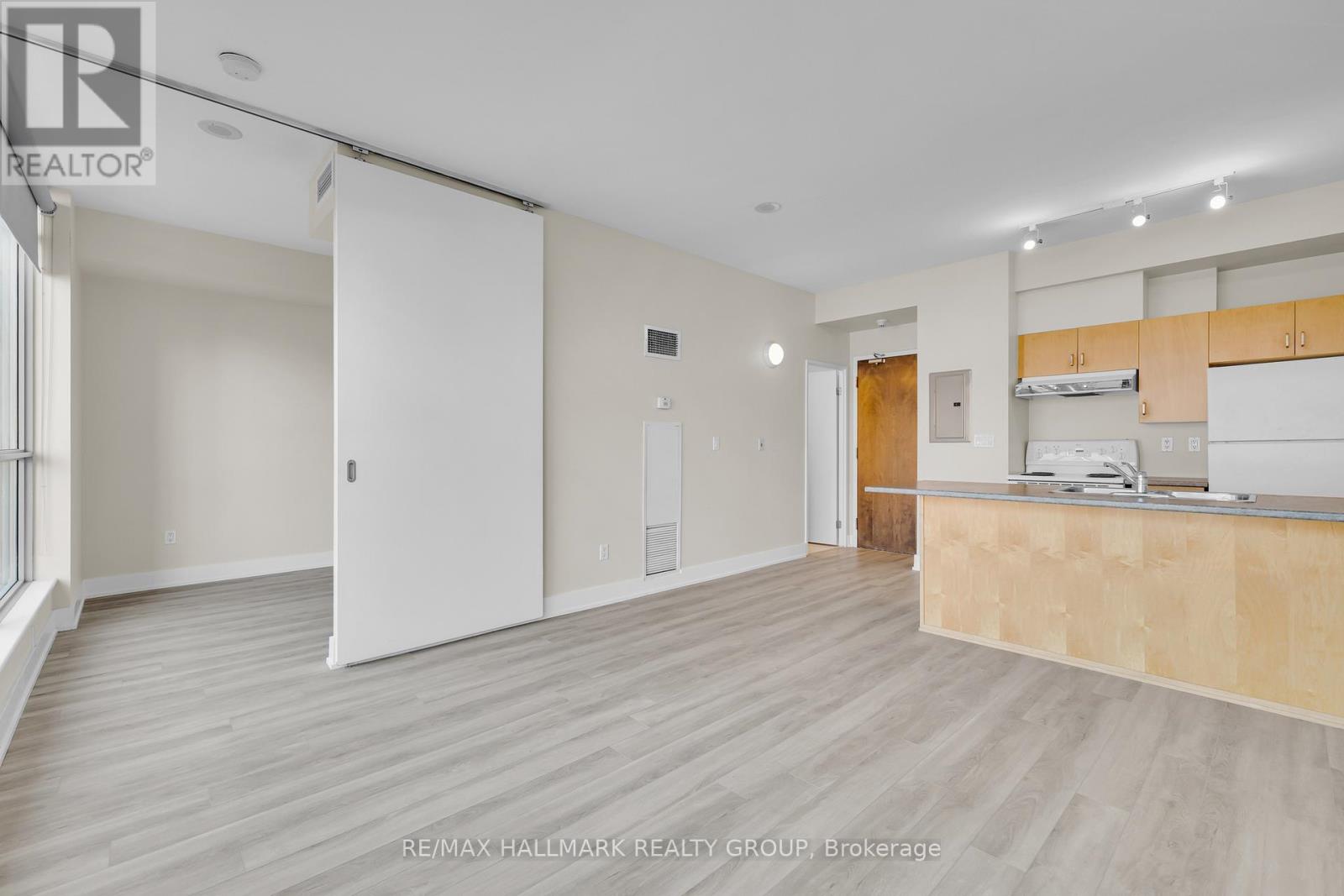 210 - 180 York Street, Ottawa, Ontario  K1N 1J6 - Photo 4 - X12881490