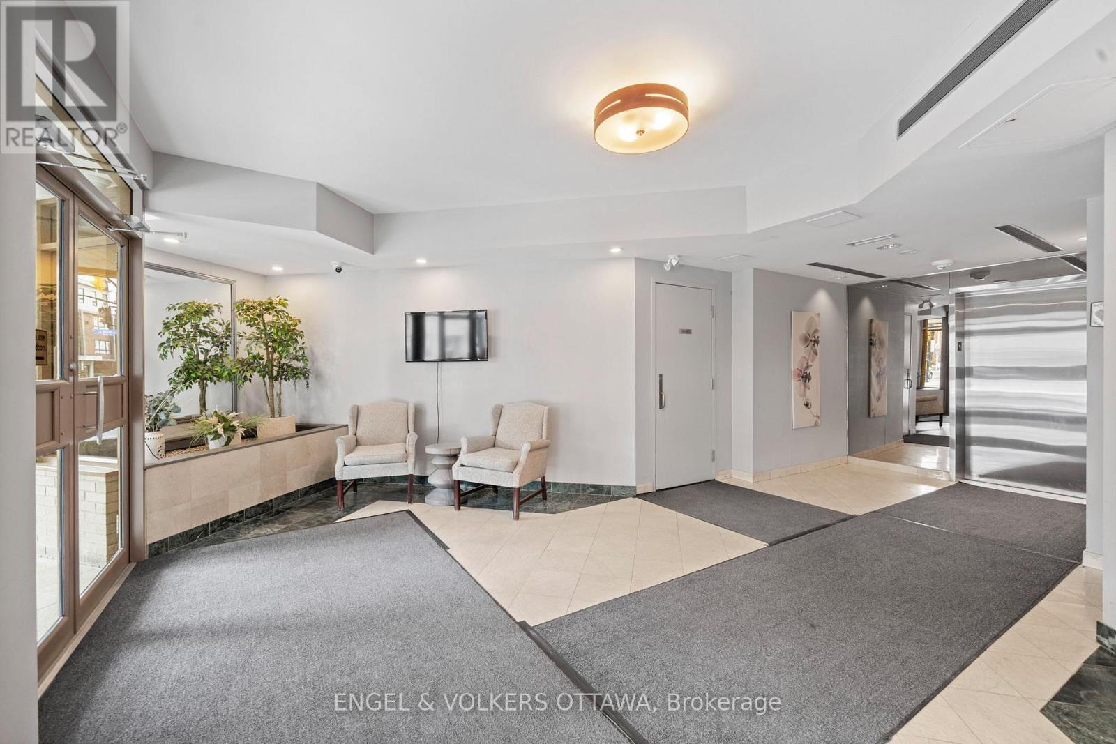 207 - 10 Main Street, Ottawa, Ontario  K1S 1M9 - Photo 2 - X12890892