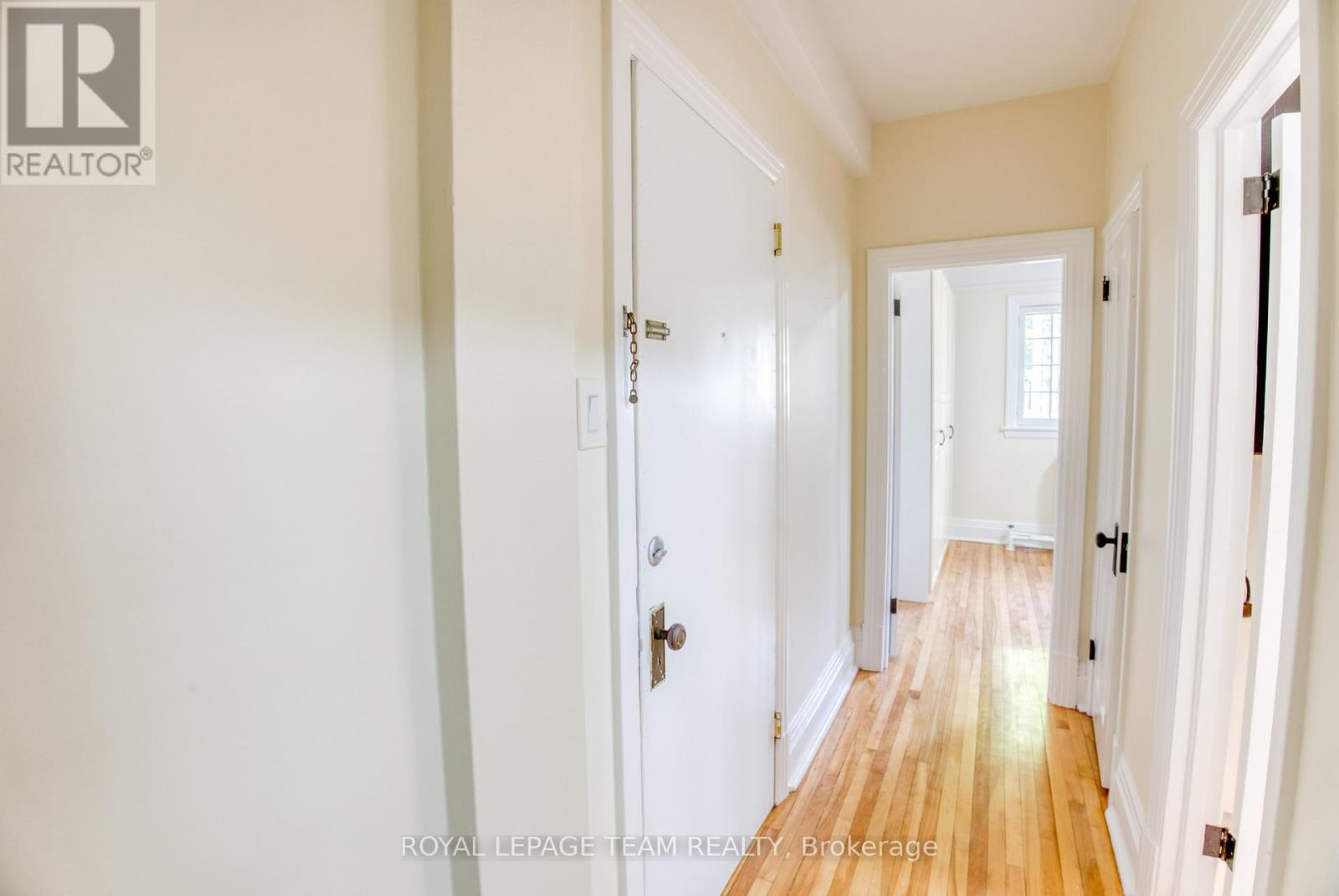 480 Oakhill Road, Ottawa, Ontario  K1M 1J6 - Photo 3 - X12891554