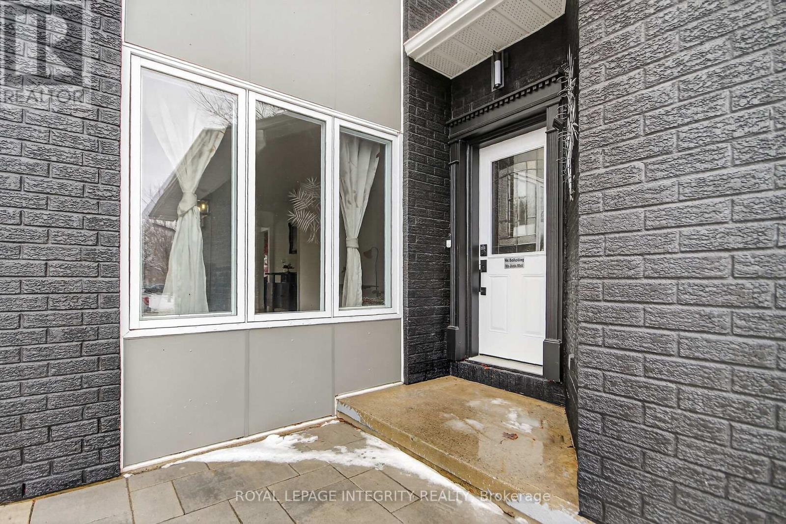 2092 Legrand Crescent, Ottawa, Ontario  K1E 3T6 - Photo 3 - X12894646