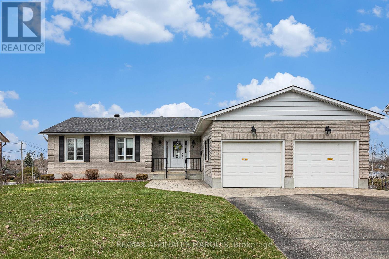 74 Colonel By Crescent, Smiths Falls, Ontario  K7A 5B6 - Photo 2 - X12897754