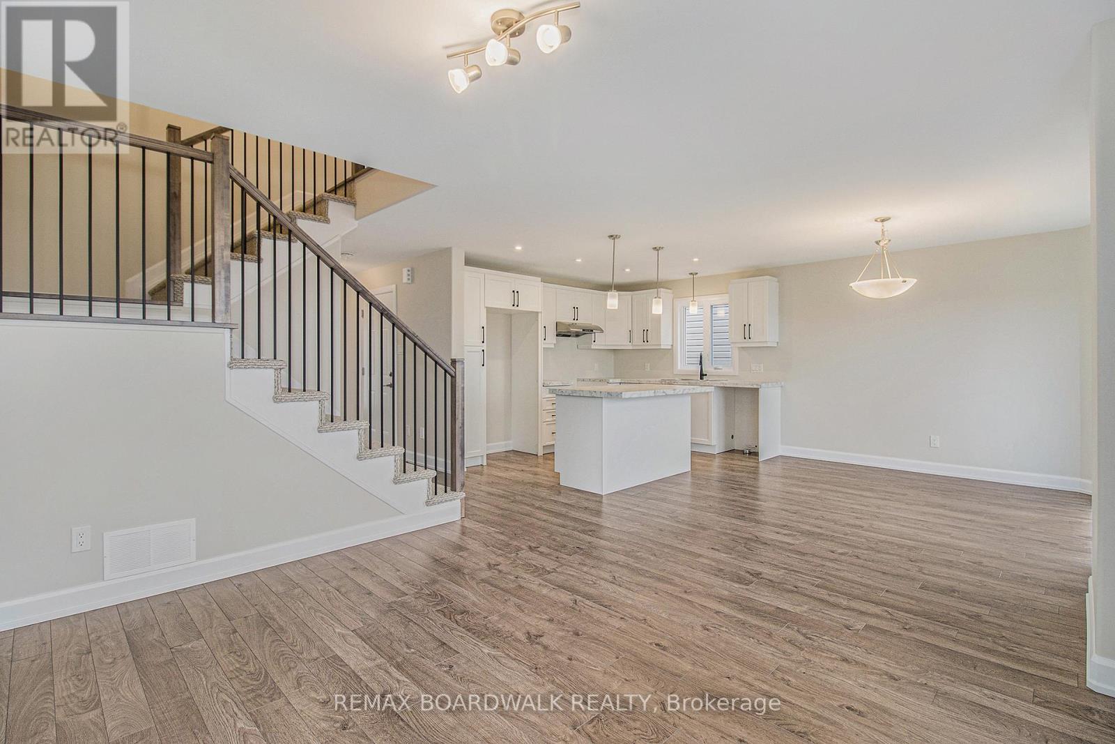 1145 Montblanc Crescent, Russell, Ontario  K0A 1W0 - Photo 3 - X12899346