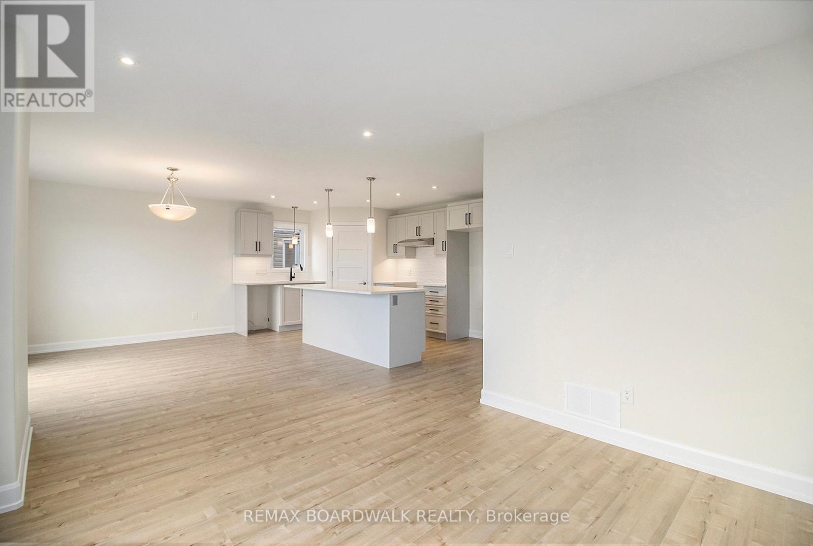 464 Falcon Lane, Russell, Ontario  K4R 1E5 - Photo 3 - X12899464