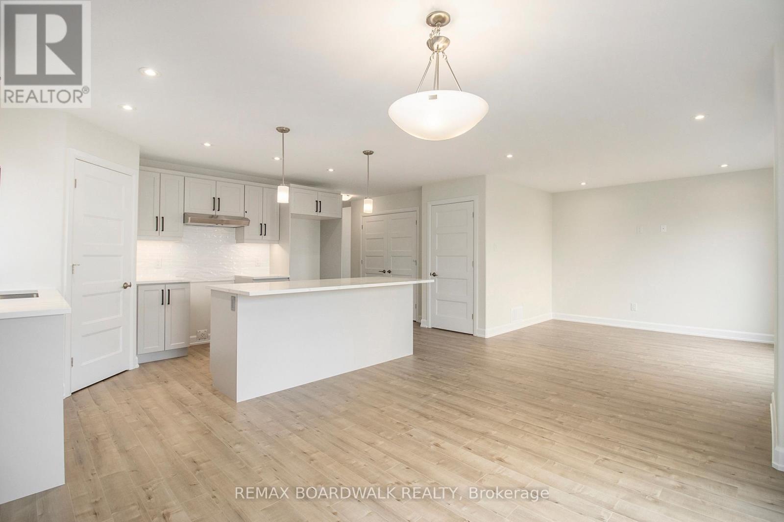 464 Falcon Lane, Russell, Ontario  K4R 1E5 - Photo 4 - X12899464